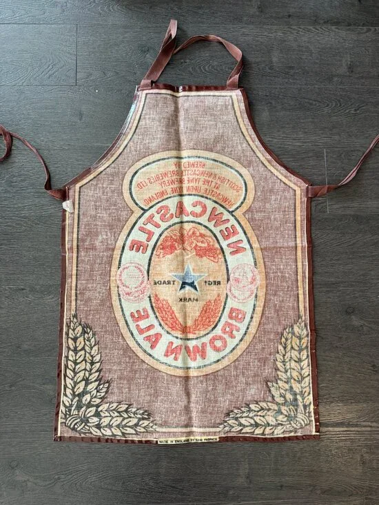 VINTAGE 80S MADE IN ENGLAND NEW CASTLE BROWN ALE APRON SARI FABRICS PREOWNED - Picture 10 of 16